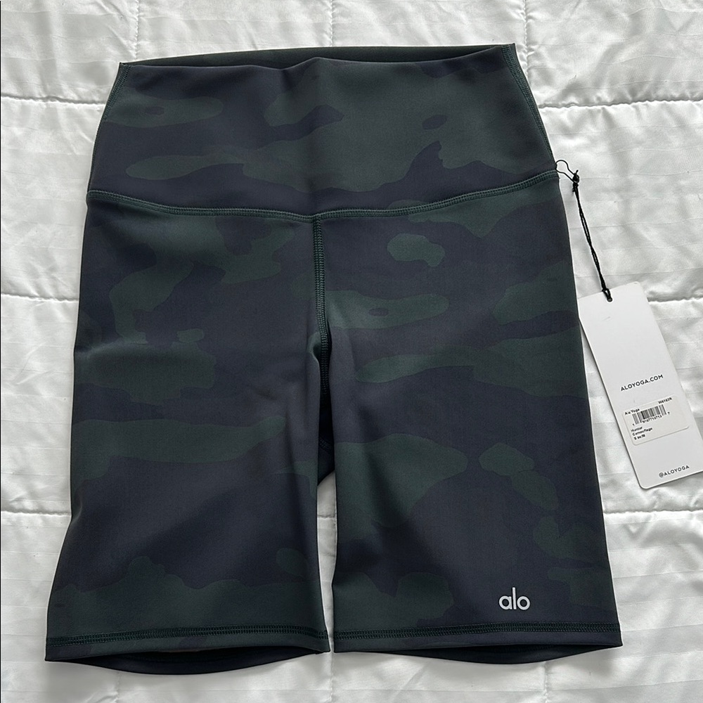 🖤 ALO Yoga Camo Shorts